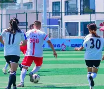 顶级球队抢夺冠军奖杯，整装待发(顶级球队抢夺冠军奖杯,整装待发的球员)